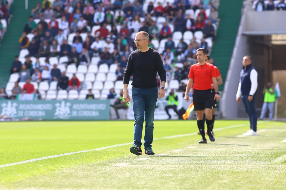 José Juan Romero, en la banda de El Arcángel, durante el encuentro entre el Córdoba CF y el Ceuta, esta temporada.