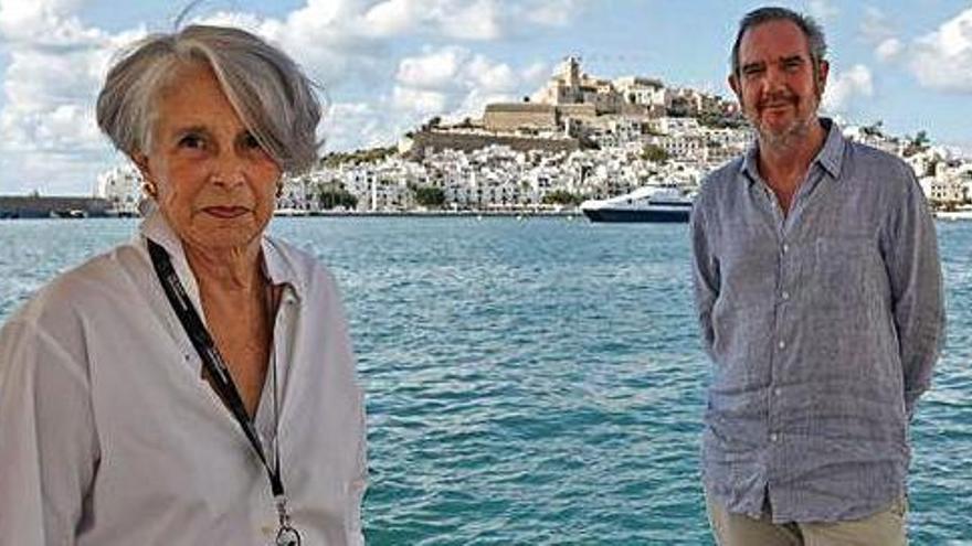 Frances Aldrich de Llopis y Clive Heathcote, ayer, con Dalt Vila de fondo.