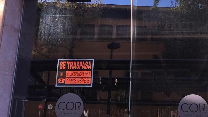 Un negocio con el cartel anunciando el traspaso.