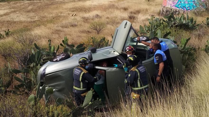 Dos personas, rescatadas tras volcar un vehículo en Tenerife