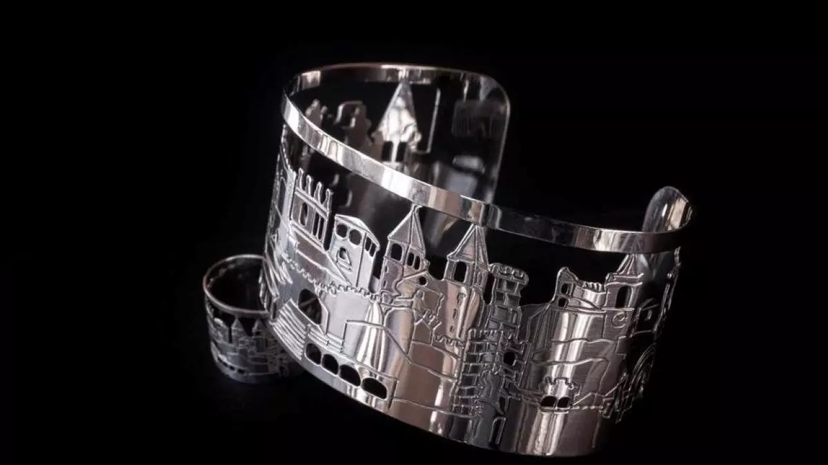 Sorteo | ¿Estás buscando tu pulsera perfecta para Navidad? ¡Llévate gratis estos brazaletes con el 'skyline' de Cáceres!