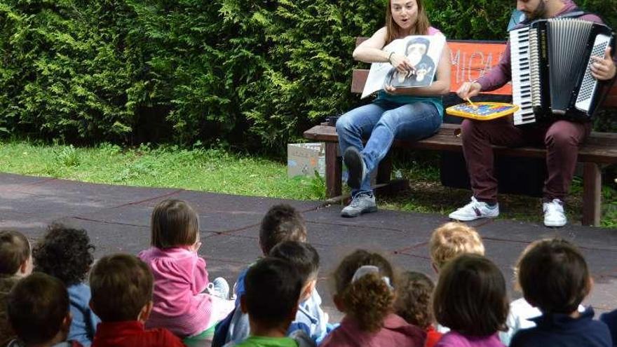 Niños de Tomiño acuden a una actividad de la escuela infantil. // D. P.