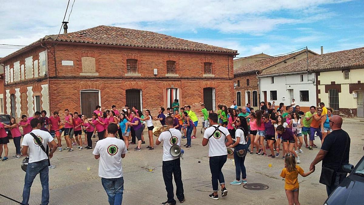 Peñistas en el tradicional desfile en unas fiestas de San Roque previas a la pandemia.