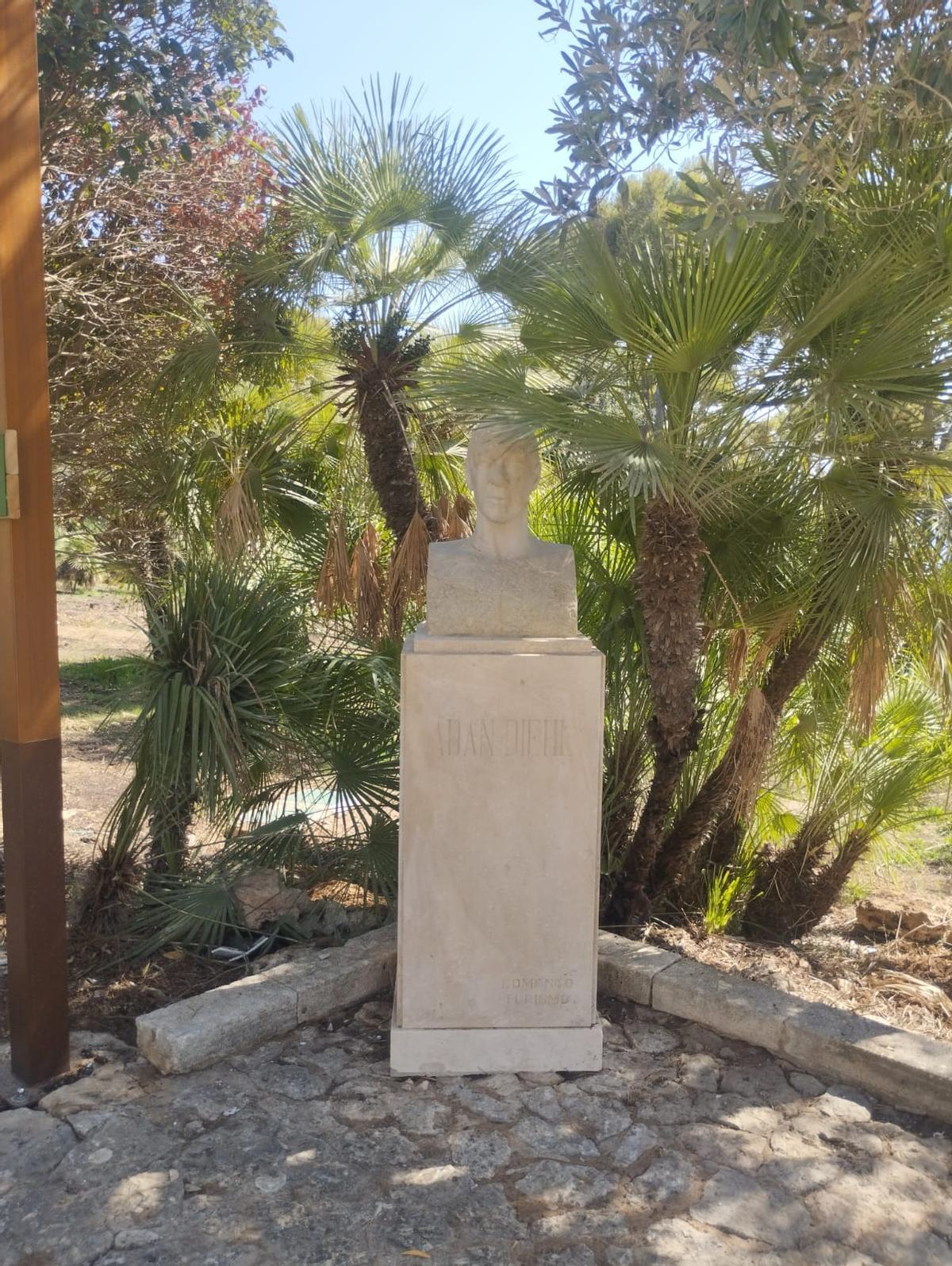 En el jardín sigue el busto en honor del fundador del hotel Formentor, el multimillonario argentino Adan Diehl.