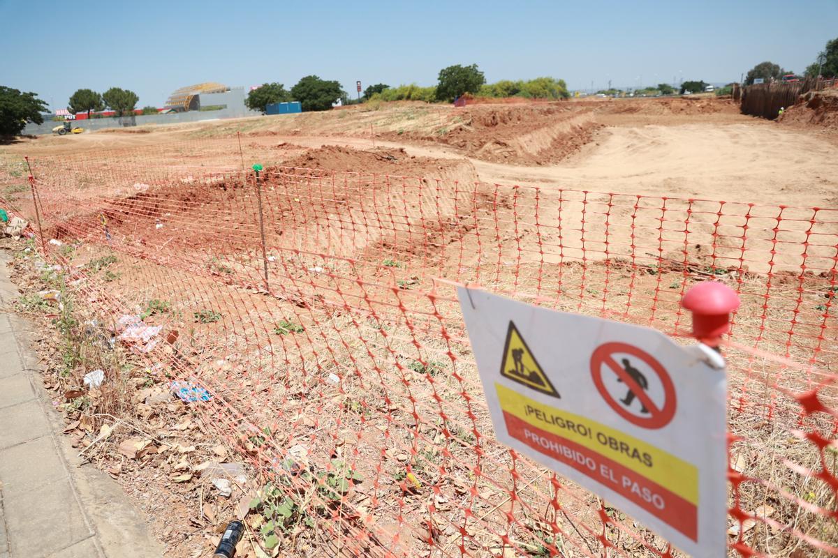 Obras de la línea 3 del metro de Sevilla junto a la calle Estrella Deneb en Pino Montano. A 03 de junio de 2024, en Sevilla (Andalucía, España). El tráfico de la calle Estrella Deneb de Pino Montano se cierra al tráfico rodado por la obra del tramo norte de la línea tres del metro de Sevilla. Las obras del primer subtramo del tramo norte de la línea tres del metro de Sevilla, destinado a conectar el barrio de Pino Montano con el Prado de San Sebastián y enlazar con la línea uno, se iniciaron el pasado 8 de abril. 03 JUNIO 2024 Rocío Ruz / Europa Press 03/06/2024 / Rocío Ruz;