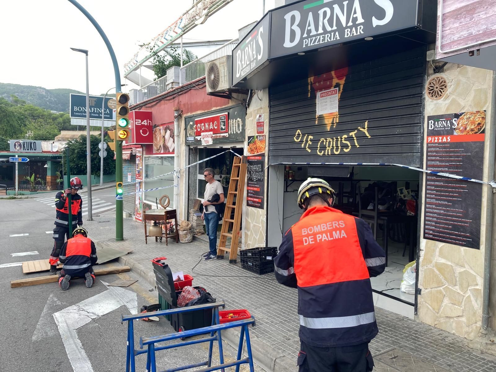 Precintan cinco locales comerciales y la terraza de un bar nocturno de Cala Major por riesgo de derrumbe