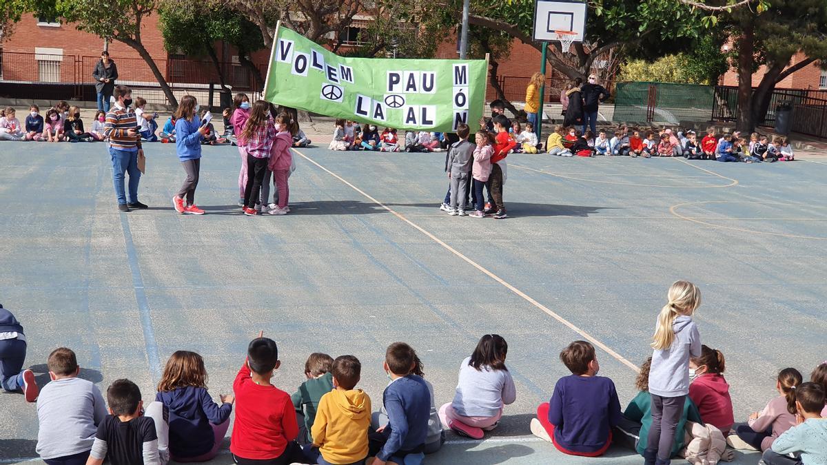 Minuto por la paz en el colegio Nou San Blas de Alicante