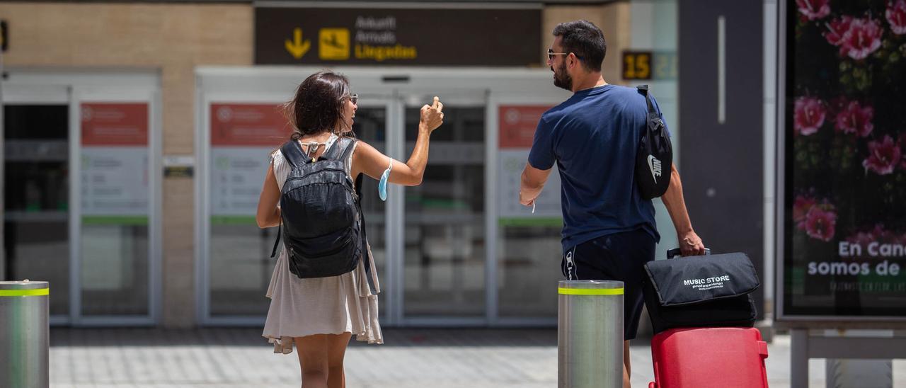 Una pareja de británicos a su llegada al aeropuerto de Tenerife Sur tras lo peor de la pandemia.