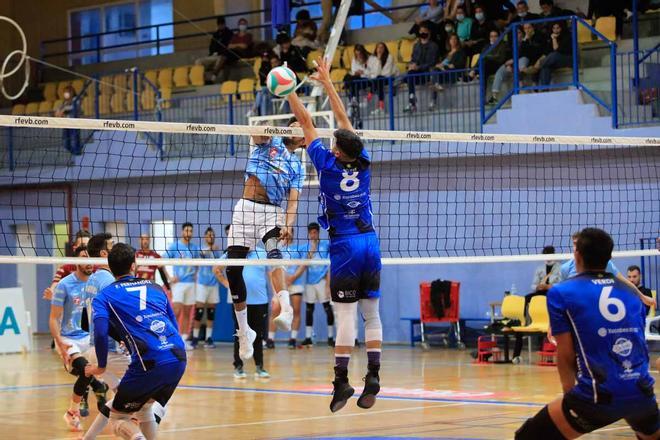Elvis de Oliveira, jugador de la UD Ibiza-Ushuaïa Volley, golpea la pelota en una acción de ataque contra la zona del San Sadurniño.