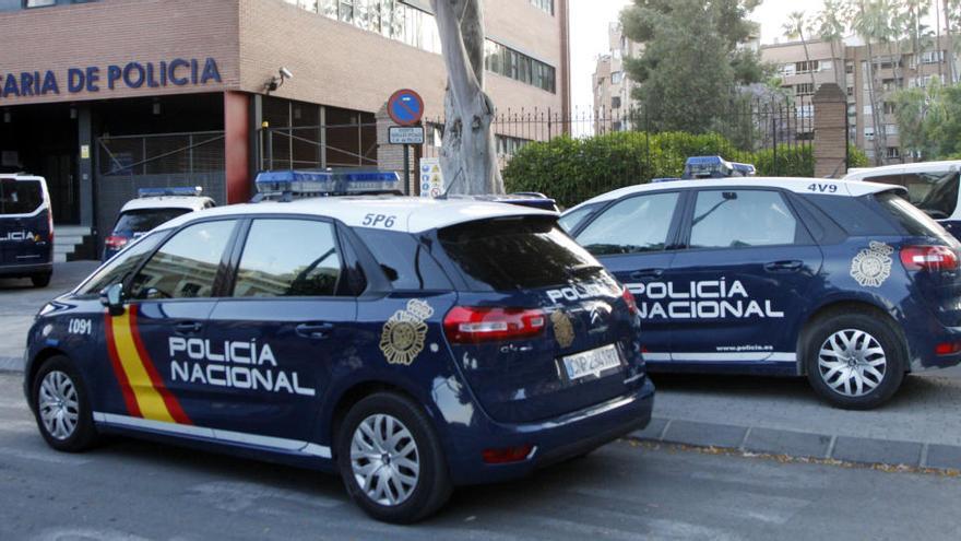 Coche de Policía Nacional aparcados en la puerta del cuartel.