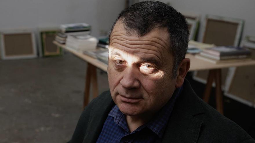 Alberto Ámez, en su estudio de San Miguel de Arroes, en Villaviciosa.    | JUAN PLAZA