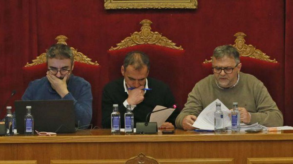 Sobre estas líneas, el equipo de gobierno de Tui y el secretario municipal en un pleno anterior.