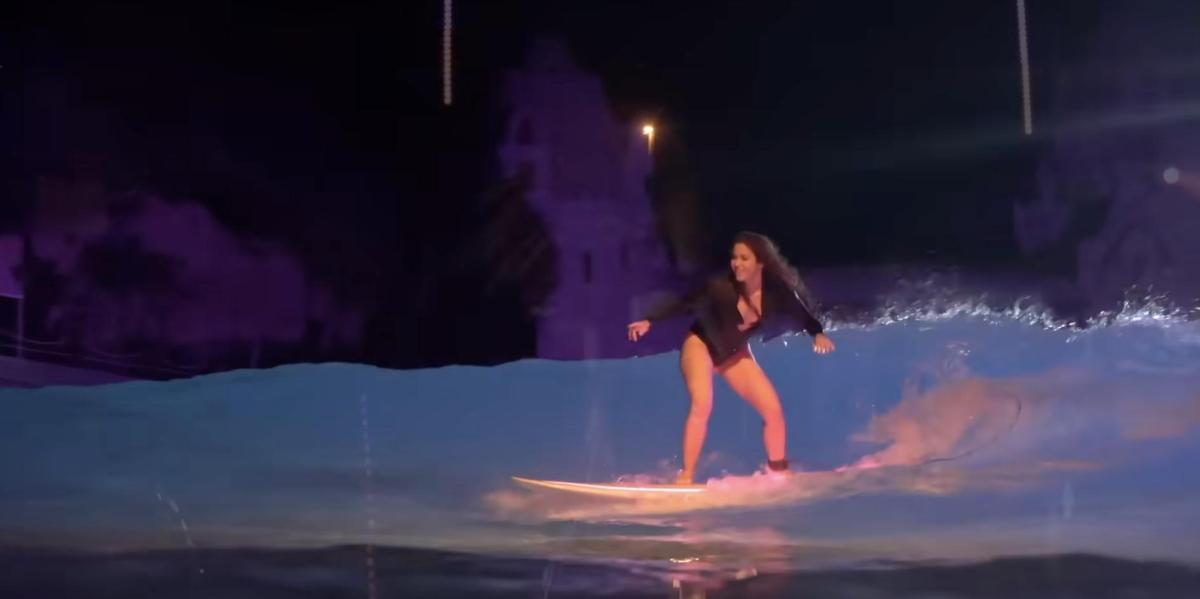 Shakira surfeando en el videoclip de 'Don't Wait Up'