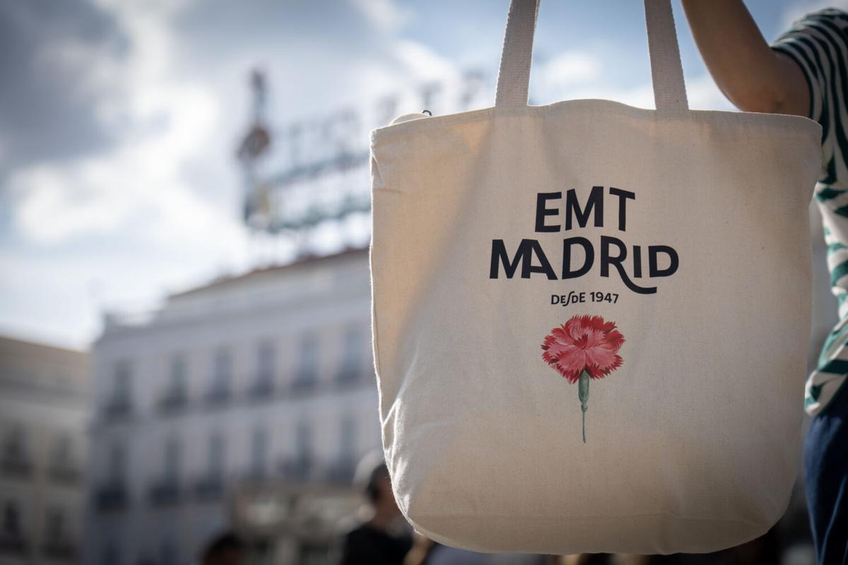 Los claveles reventones son conocidos por tener unos pétalos tan pomposos que terminan por 'reventar' dándoles ese aspecto tan característicos a los moños y solapas durante las Fiestas de San Isidro