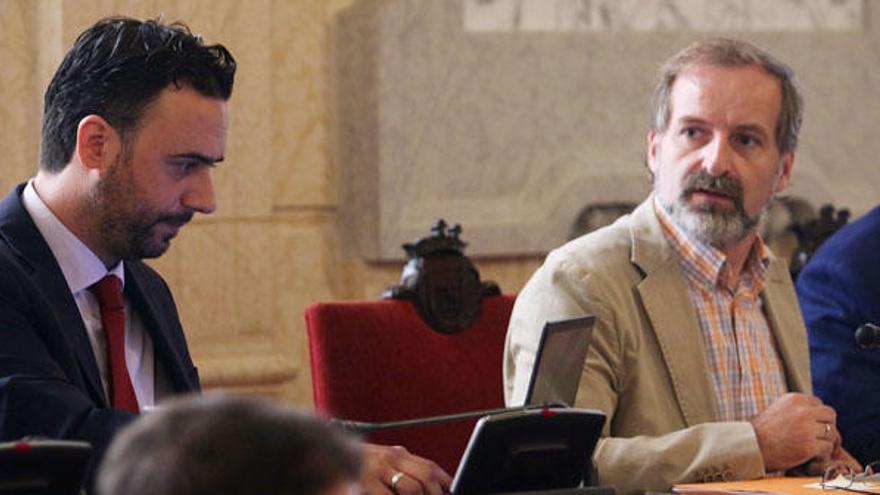 El edil de Medio Ambiente, a la izquierda de la foto, ayer durante el pleno del Ayuntamiento, junto a Gonzalo Sichar, de Ciudadanos.