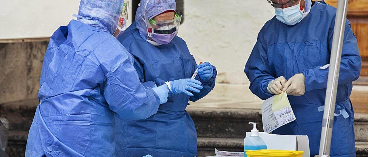 Toma de muestras para una prueba PCR en un centro de salud.