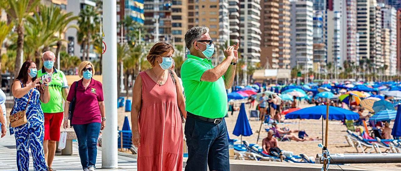 Un grupo de turistas de Fuenlabrada en Benidorm en septiembre. | DAVID REVENGA