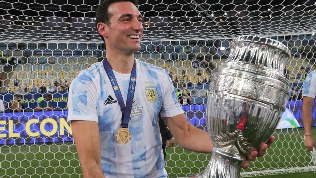 Scaloni celebra el triunfo en el Mundial de Qatar.