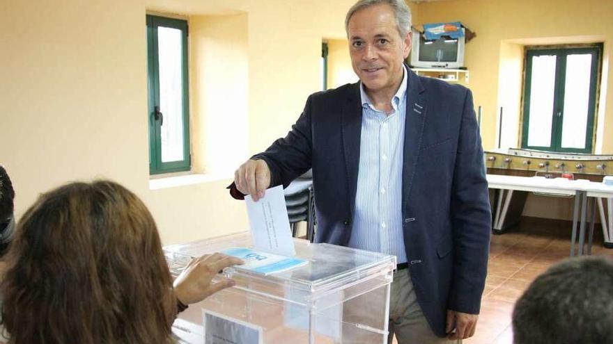 José Balseiros, el pasado mes de septiembre, en el momento de ejercer su voto durante las elecciones autonómicas, en las que ocupó el puesto número 12 de la lista del PP por Pontevedra. // Bernabé/Luismy