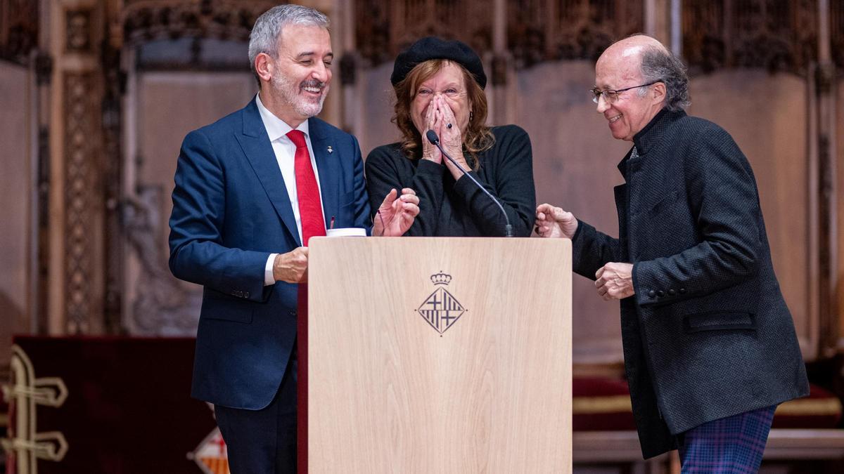 Jaume Collboni bromea con la fotógrafa María espeus y Javier de las Muelas