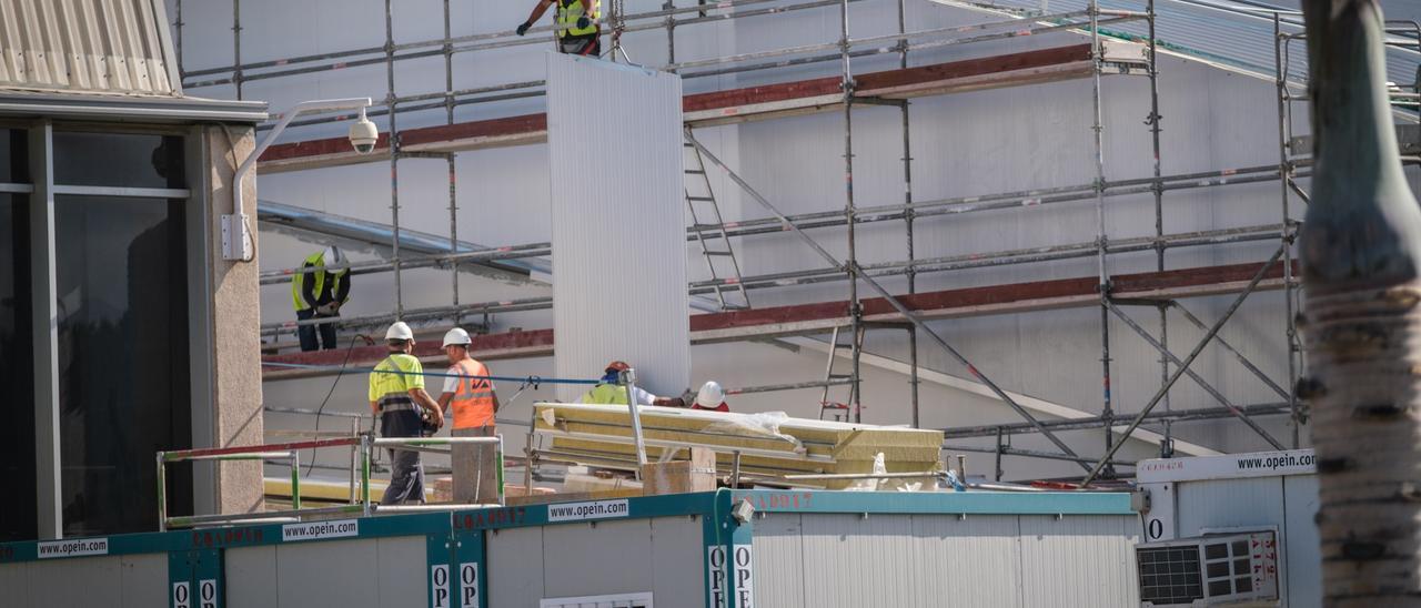 Varios operarios trabajan en unas obras en el aeropuerto Tenerife Sur.