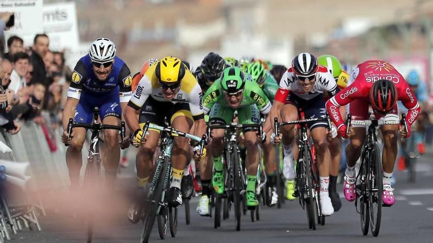 Los corredores disputan el esprint en el final de la tercera etapa, que acabó en Alzira.