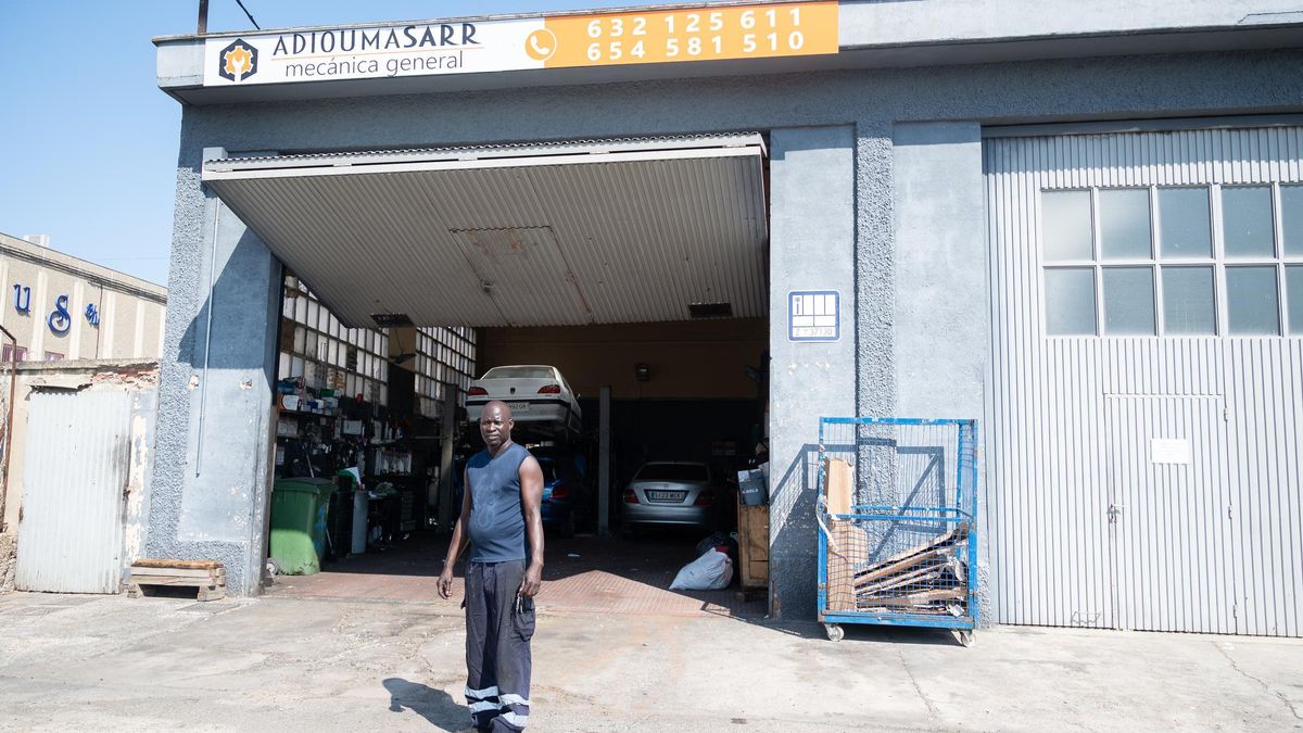 Adiouma Sarr frente a su taller mecánico situado junto a la rotonda de la A-68, este jueves.