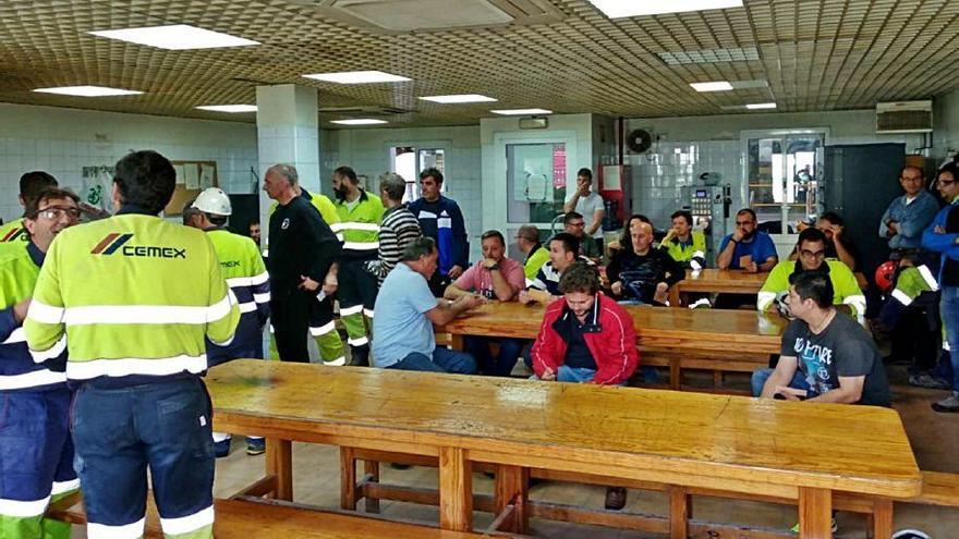 Los trabajadores se reunieron ayer en una sala de la propia planta.  para decidir el paro.