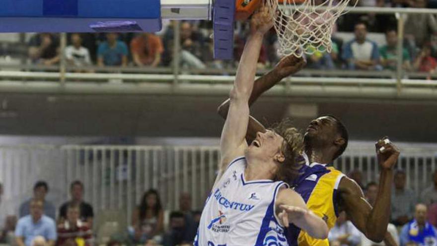 Singler lucha por un rebote ante el Valladolid.