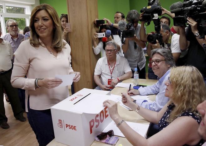 GRA013 SEVILLA  21 05 2017 - La presidenta andaluza y la candidata a la Secretaria General del PSOE  Susana Diaz  deposita su voto en la Agrupacion Local Triana-Los Remedios  de Sevilla  EFE Julio Munoz