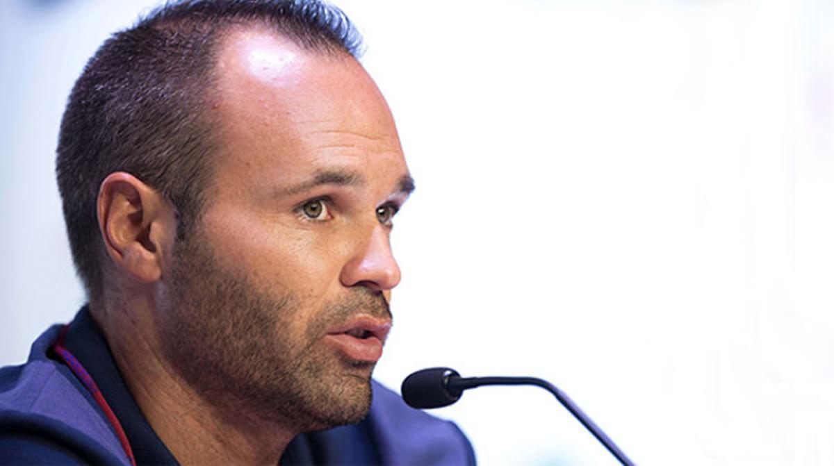 Andrés Iniesta, durant la roda de premsa que ha ofert a l’hotel de Bangkok on s’allotja l’expedició blaugrana. Andrés Iniesta, durant la roda de premsa que ha ofert a l’hotel de Bangkok on s’allotja l’expedició blaugrana.