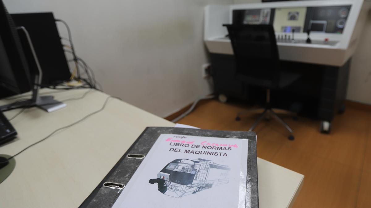 El libro de normas del maquinista de uno de los profesores de Media Distancia en Aragón, que incluye todas las características de cada una de las vías férreas que atraviesan la comunidad y las diferentes situaciones que pueden ocurrir en un trayecto.