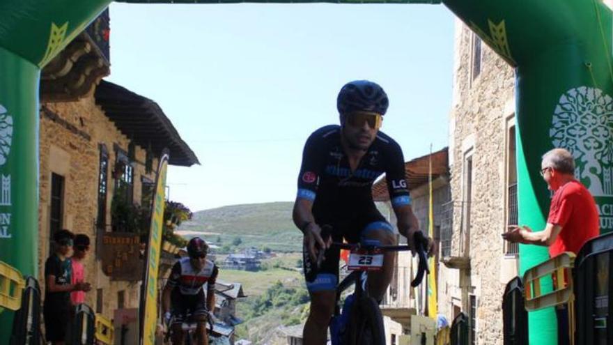 Vivas arrebata a Lobato el triunfo en Sanabria del Gran Fondo Braganza | ARACELI SAAVEDRA