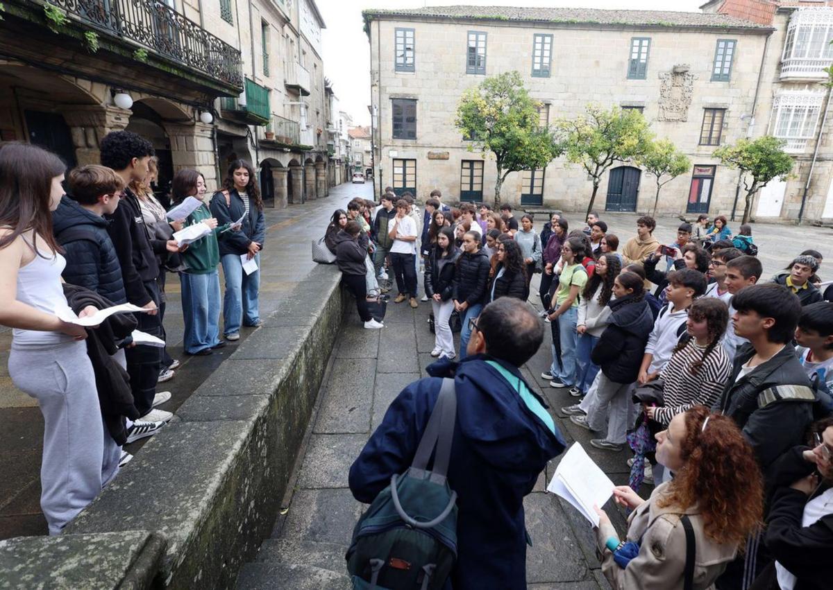 Os estudantes durante a ruta
 pola cidade. |  Gustavo Santos