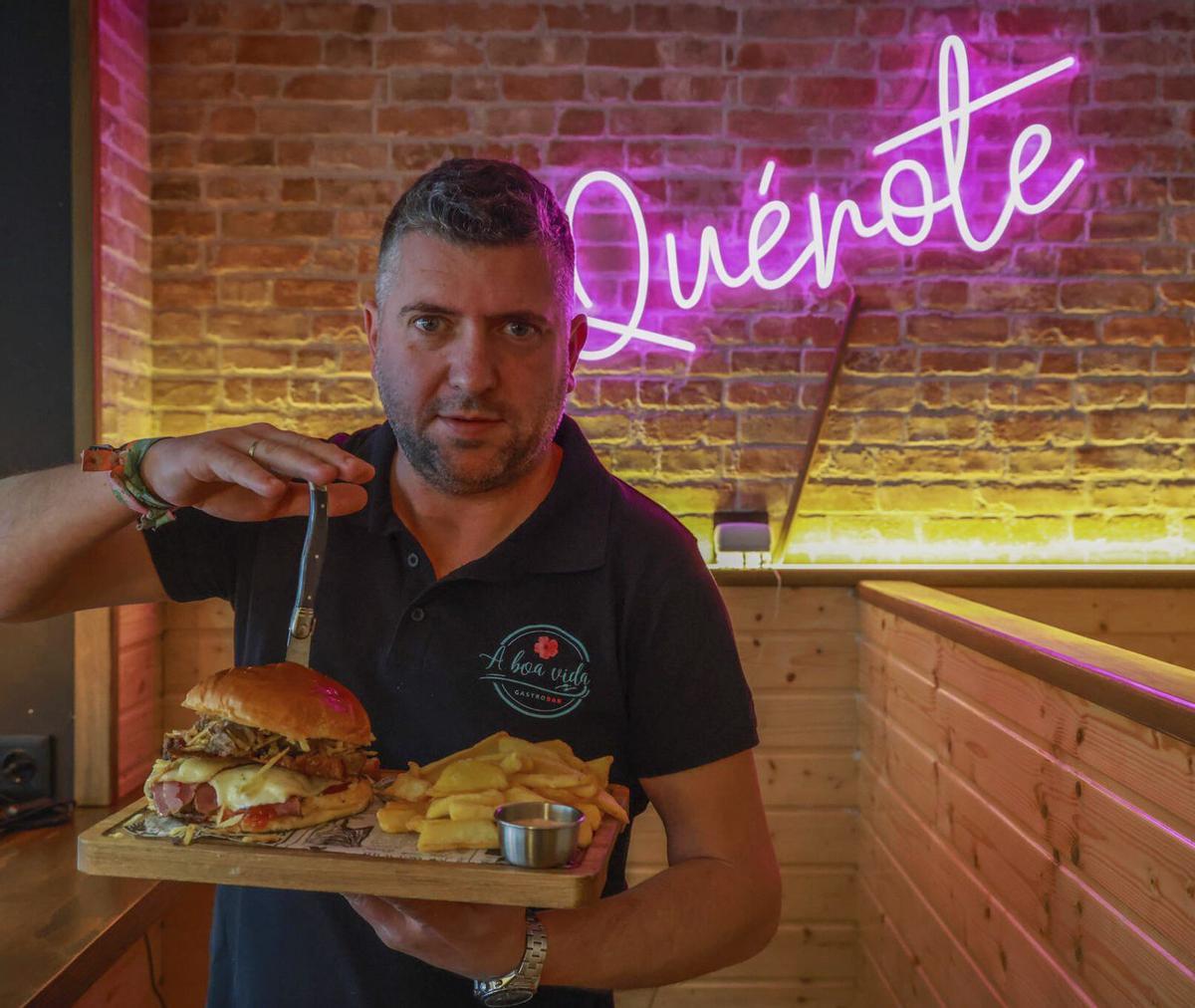 José Falcón muestra la «Gallegocha» en el interior del A Boa Vida Gastrobar.