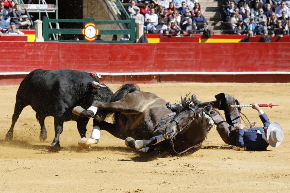 Secuencia de la cogida de uno de los caballos del rejoneador Sergio Galán el día de San José en la Feria de Fallas 2019.