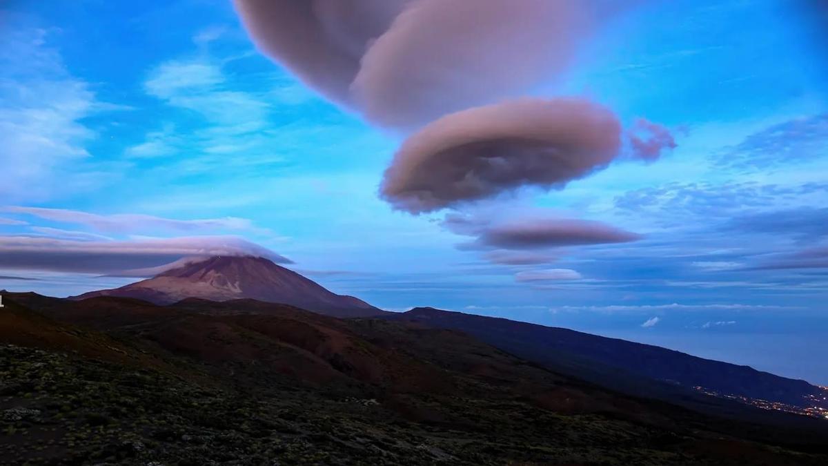 Amanecer de la borrasca 'Óscar' con nubes lenticulares en el Teide.