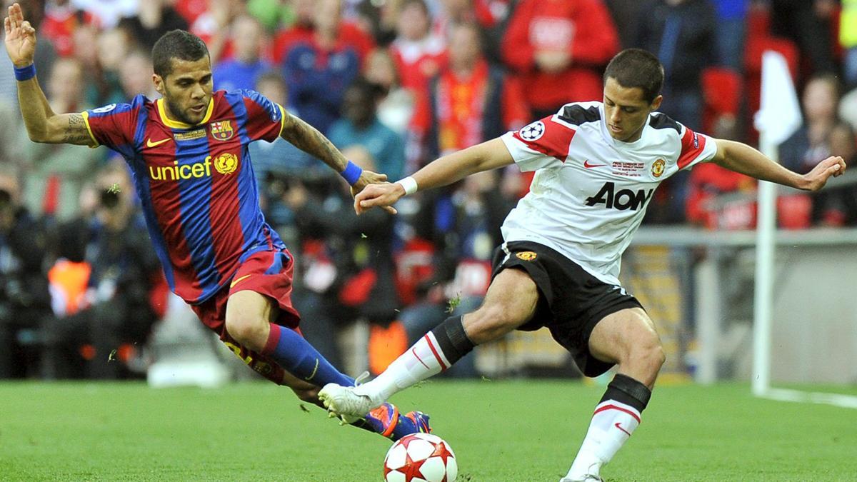 Una acción de la final de la Champions 2010-11: Alves y Chicharito Hernández