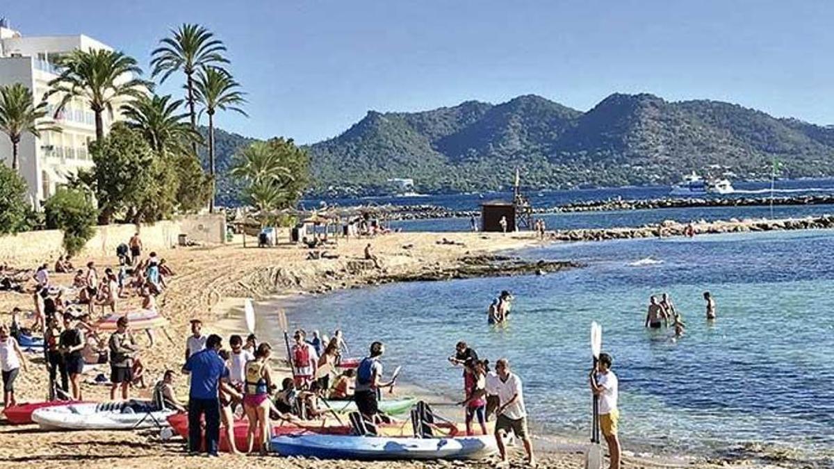 Bañistas en la playa de Cala Bona, en una imagen de archivo