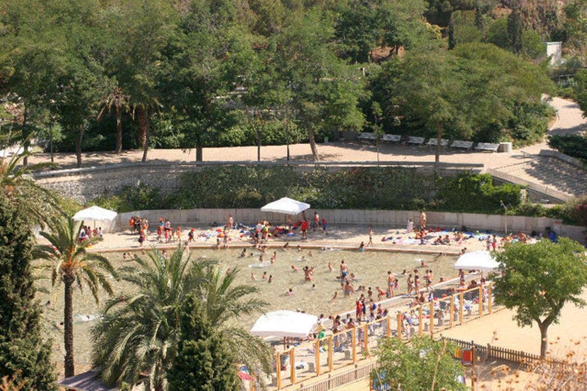 El lago del parque de la Creueta del Coll se convierte en una piscina de baño libre hasta el 13 de septiembre.