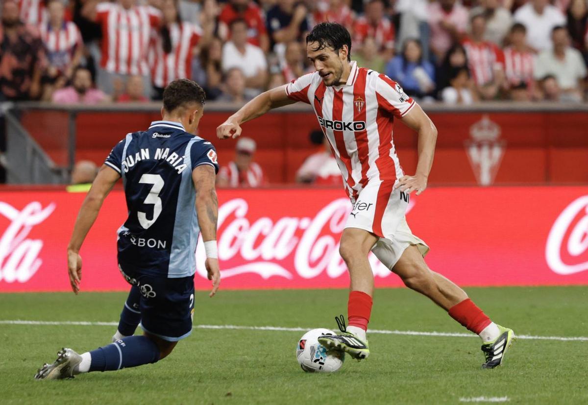 Álex Corredera, encarando a Juan María en el encuentro entre el Sporting y el Córdoba. | JUAN PLAZA