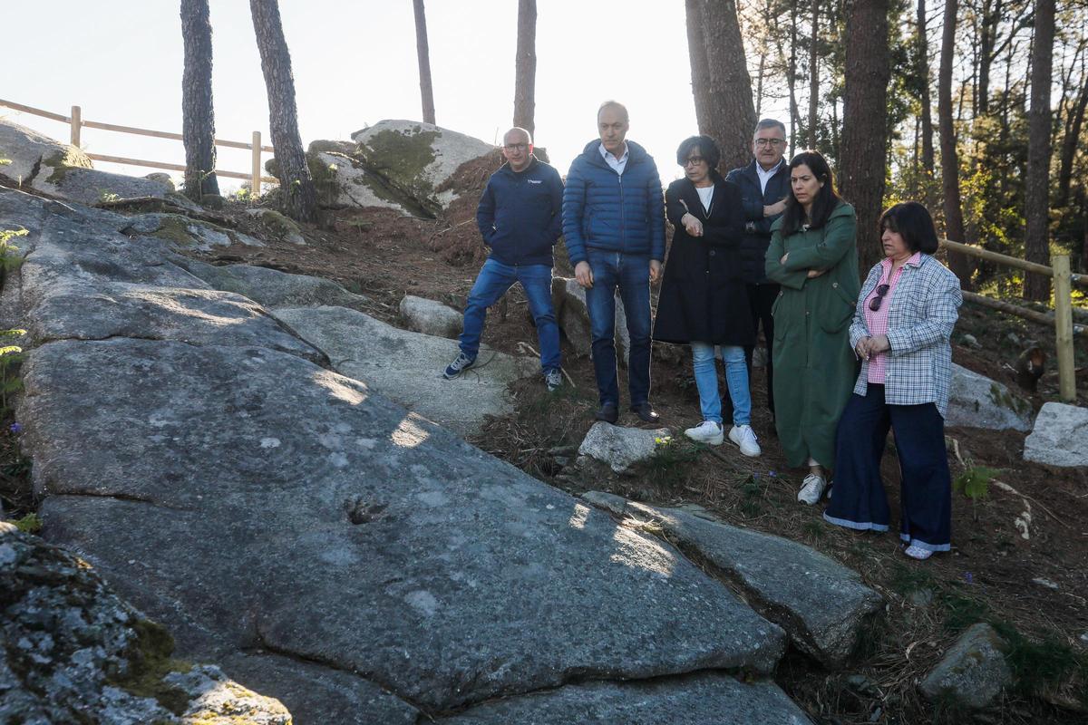 Reguera con otras autoridades en los petroglifos de Outeiro do Cribo, en Meis.