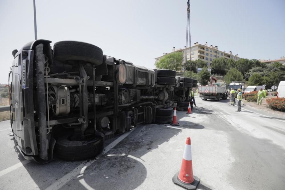 Un camión vuelca en una rotonda bajo la Vía de Cintura