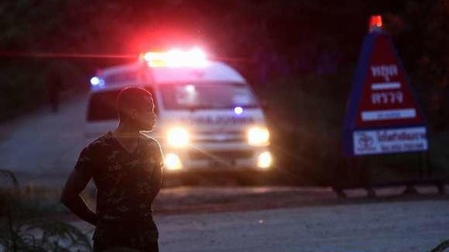 Ocho evacuados de la cueva de Tailandia, donde quedan cuatro niños y el monitor