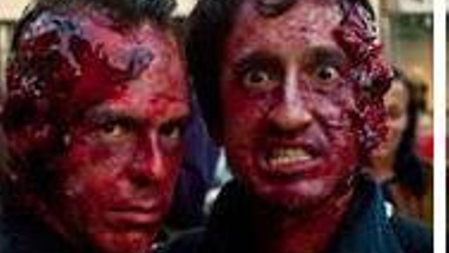 Nelson Quinteiro, a la derecha, caracterizado como zombie en la &quot;zombiewalk&quot; de A Coruña.