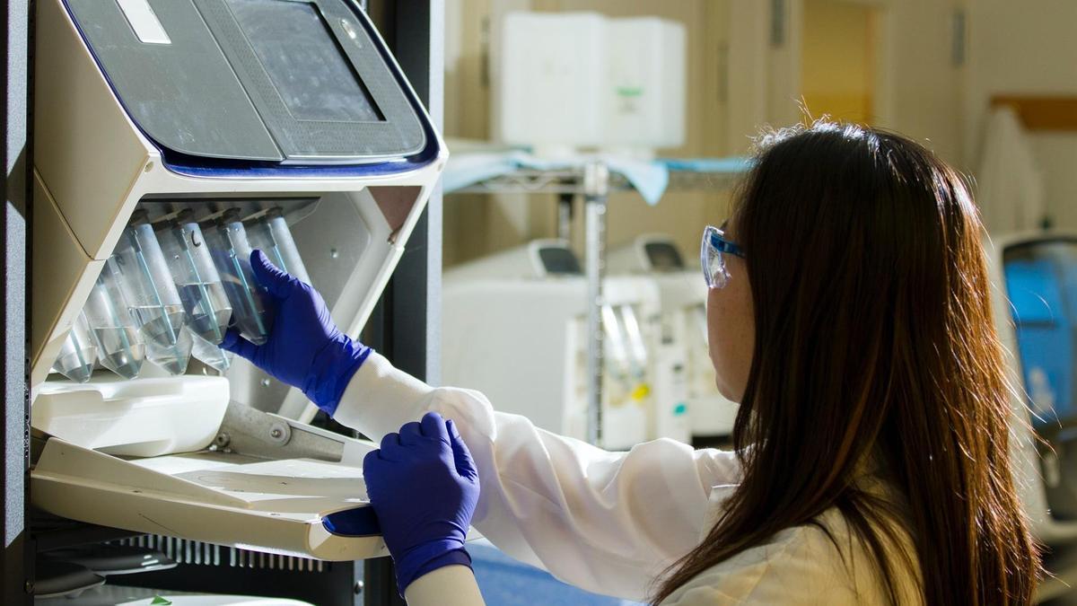 Una mujer trabajando en un laboratorio científico