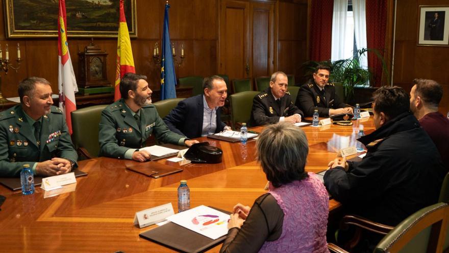 El subdelegado, flanqueado por policías y guardias civiles, en la reunión de la Junta de Seguridad. | J. L. Fernández