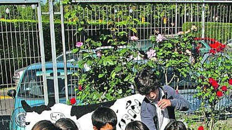 Algunos alumnos, minutos antes de enterrar su «cápsula del tiempo».