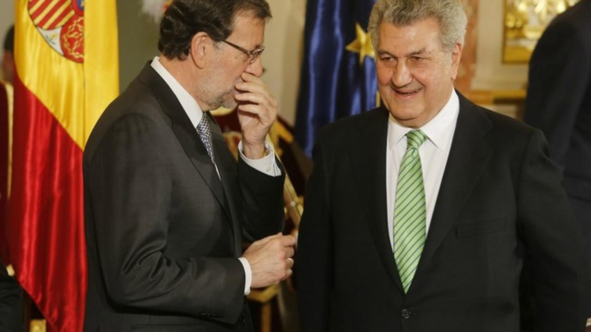 El presidente del Congreso, Jesús Posada (derecha), escucha a Rajoy, este viernes durante los actos con motivo del aniversario de la Constitución.