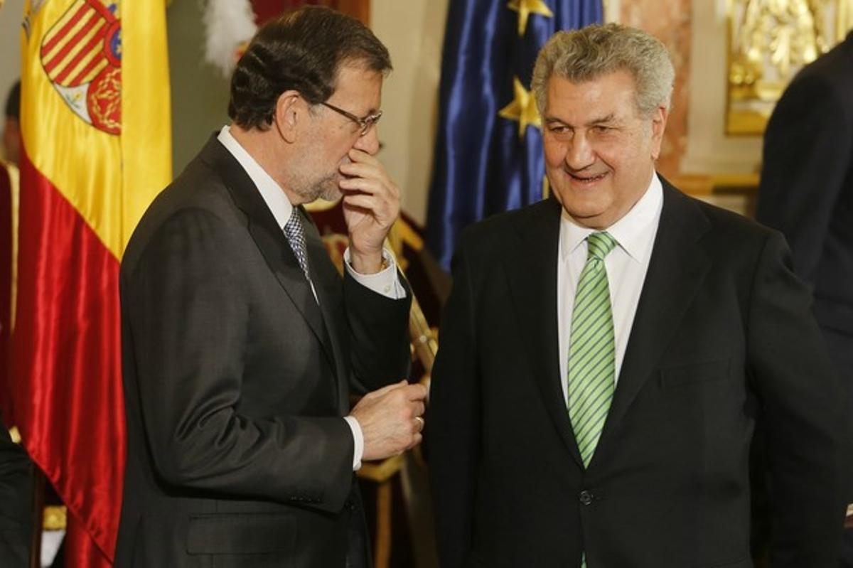 El president del Congrés, Jesús Posada (dreta), escolta Rajoy, aquest divendres durant els actes amb motiu de l’aniversari de la Constitució.